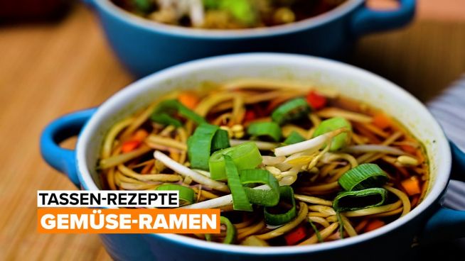 Leckeres vegetarisches Ramen aus der Tasse