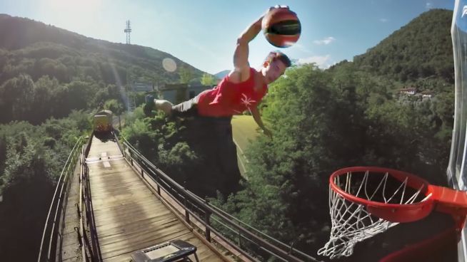 Dunking Devils bringen Akrobatik und Basketball zusammen