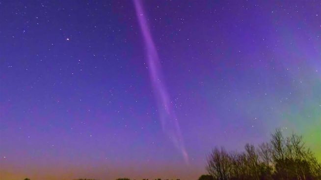 Lila Licht am Himmel: Eine Aurora names Steve